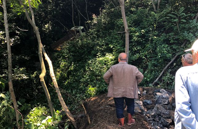 KAMYONUMUZU BULUNDUĞU YERDEN KURTARMAK İÇİN YOL YAPIM ÇALIŞMASINA BAŞLADIK