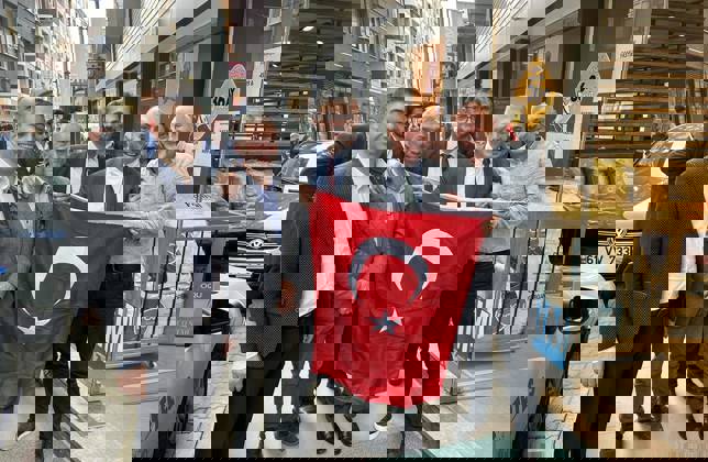 ESNAFIMIZA TÜRK BAYRAĞI DAĞITTIK