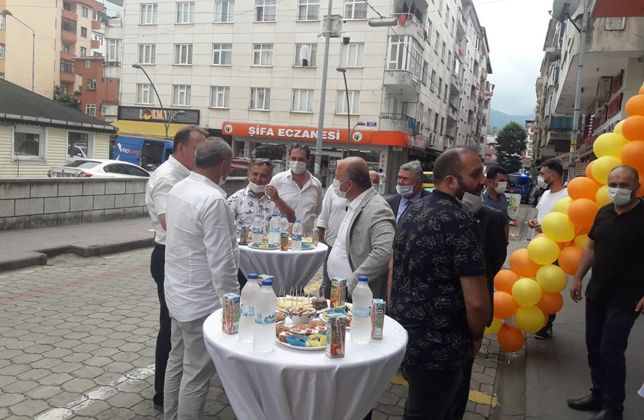 BAŞKANIMIZ AÇILIŞ SONRASI ESNAFI ZİYARET ETTİ