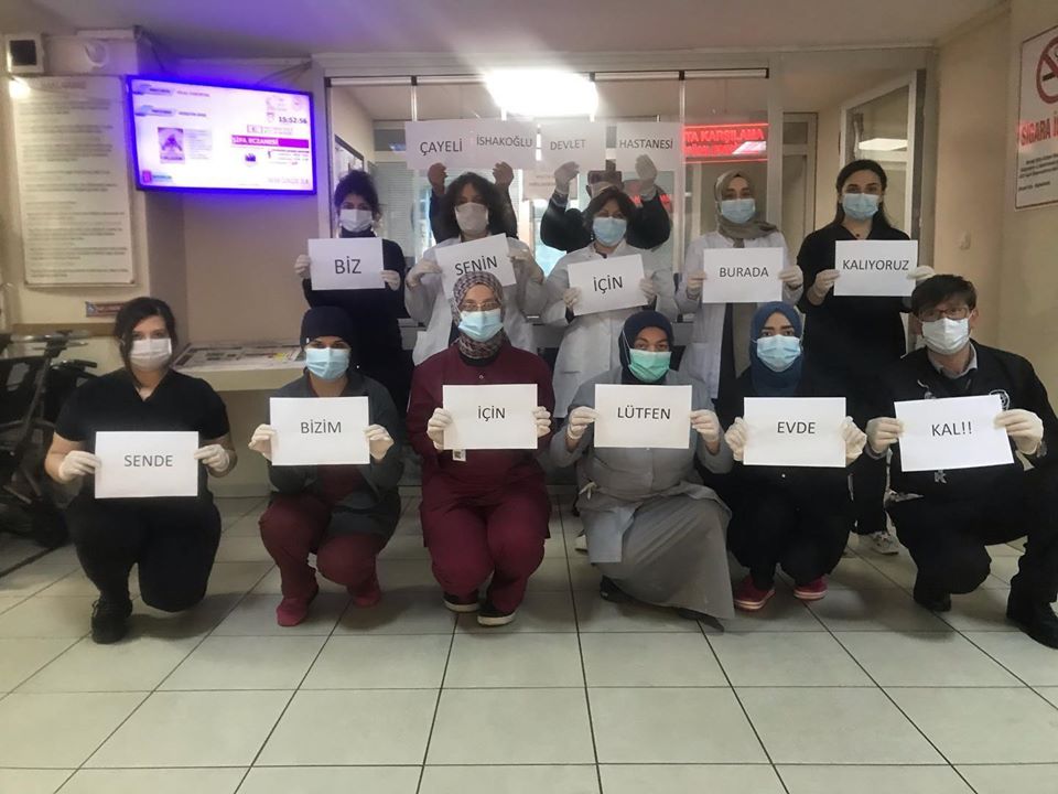 ÇAYELİ SAĞLIK ÇALIŞANLARININ YANINDA