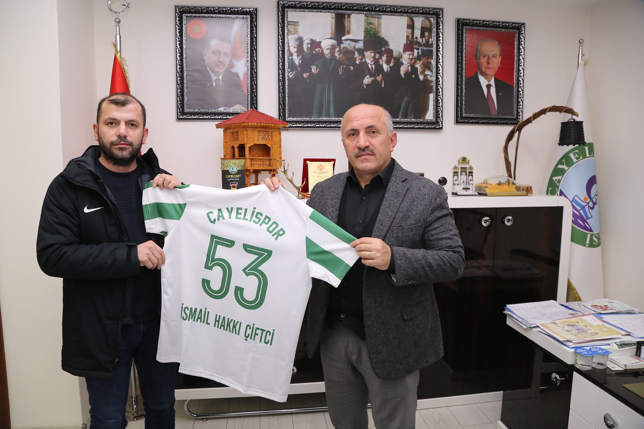 Çayelispor'dan Başkanımıza Forma Hediyesi