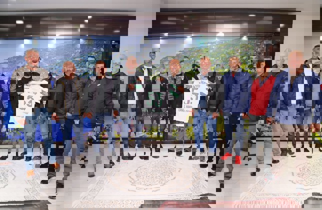 Çayelispor'dan Başkanımıza Forma Hediyesi