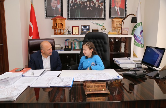 BAŞKANIMIZ KOLTUĞUNU ELİF NUR’A DEVRETTİ