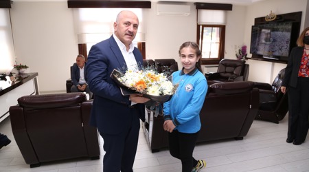 BAŞKANIMIZ KOLTUĞUNU ELİF NUR’A DEVRETTİ