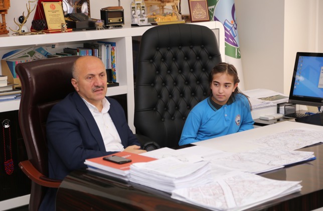 BAŞKANIMIZ KOLTUĞUNU ELİF NUR’A DEVRETTİ