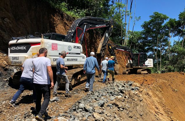 KAMYONUMUZU BULUNDUĞU YERDEN KURTARMAK İÇİN YOL YAPIM ÇALIŞMASINA BAŞLADIK