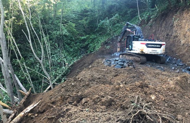 KAMYONUMUZU BULUNDUĞU YERDEN KURTARMAK İÇİN YOL YAPIM ÇALIŞMASINA BAŞLADIK