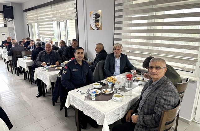 MUHTARLARLA YEMEKTE BİR ARAYA GELİNDİ