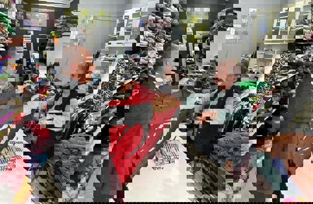 ESNAFIMIZA TÜRK BAYRAĞI DAĞITTIK