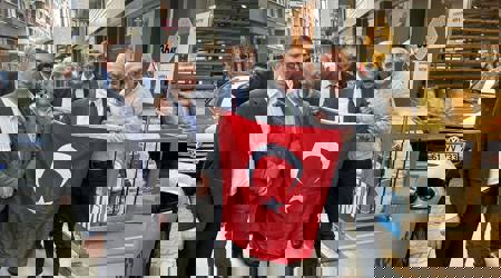 ESNAFIMIZA TÜRK BAYRAĞI DAĞITTIK