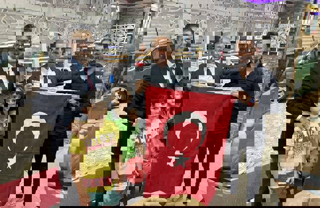 ESNAFIMIZA TÜRK BAYRAĞI DAĞITTIK