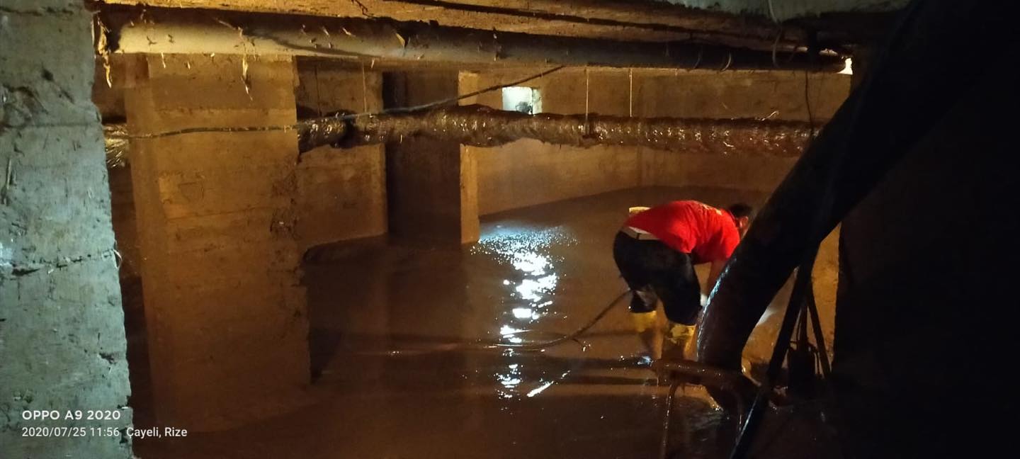 İBB’DEN TALEP ETTİĞİMİZ ARAÇLA BORDUM KATLARDAKİ BALÇIKLARI TEMİZLİYOR, KANALLARI AÇIYORUZ